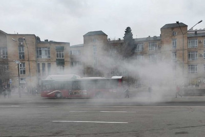 “28 May” metrosunun qarşısında avtobus tüstülənib