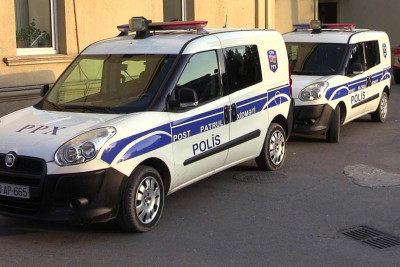 Bakıda polis avtomobilinin şüşəsini sındıran qadın cərimələnib