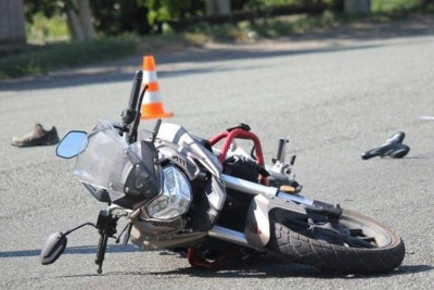 Qaradağda avtomobil motosikleti vurub