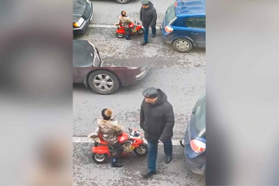 Bakıda balaca uşaq yolda motosiklet sürüb - VİDEO