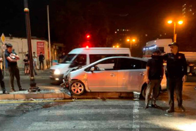 Heydər Əliyev prospektində avtomobil yol nişanını aşırıb