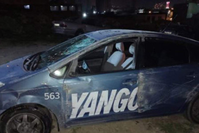 Səbail rayonunda qəza nəticəsində “Prius” aşıb