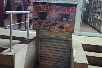 Bakıda kafenin müştərisi işçini bıçaqlayıb - YENİLƏNİB