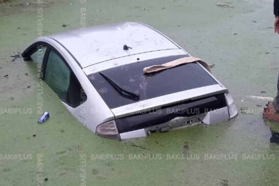 Ramana qəsəbəsində “Prius” kanala düşüb