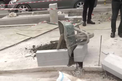 “Memar Əcəmi”də yerli sakinlərin “McDonalds”ın rəhbərliyi ilə mübahisəsi: restoran yolu bağlayıb