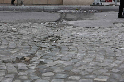 Bakının mərkəzi küçəsi acınacaqlı vəziyyətdədir: dağılmış daş örtük asfaltla əvəzlənib