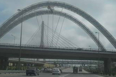 Xəzər rayonunda bir nəfər özünü körpüdən atmaq istəyib