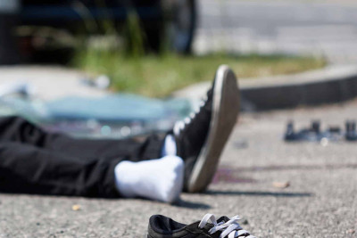 Bakıda avtomobil gənci vurub