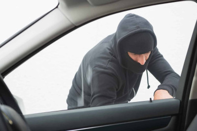 Xəzər rayonunda avtomobildə sərnişin olan şəxs oradan oğurluq edib