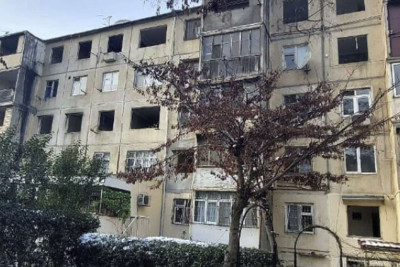 Bakıda daha bir yaşayış binası sökülür