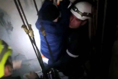 Xətai rayonunda iki nəfər liftdə qalıb