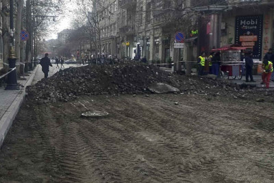 “28 mall”un qarşısına yeni asfalt örtüyü vurulub