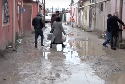 Balaxanıda keçilməz yollar: yerli sakin 1-ci qrup əlil övladını yol palçıqlı olduğu üçün çölə çıxara bilmədiyini deyir