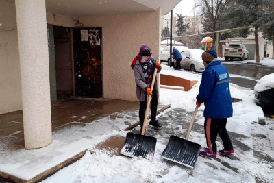 Bakıda küçələrin qardan təmizlənməsi davam edir