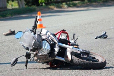 Nəsimi rayonunda motosiklet və avtomobil toqquşub