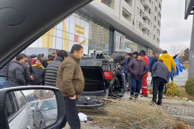 Xətai rayonunda qəza nəticəsində avtomobil aşıb
