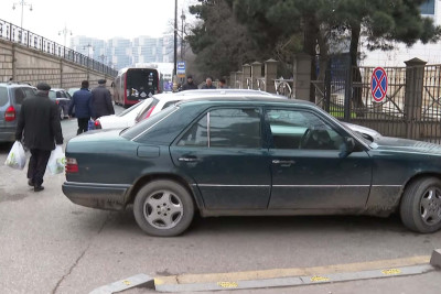 Sürücülər “Şamaxinka”da səkini zəbt ediblər: piyadaların həyatı təhlükə altındadır