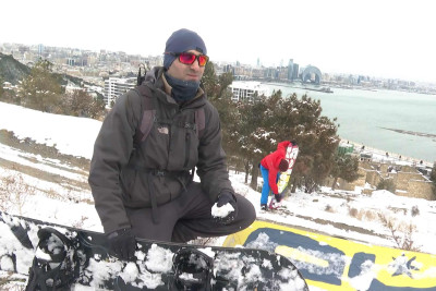 Bakıda adrenalin həzzi: idmançılar Bayılda snoubord sürdülər