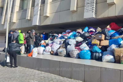 Bakıda vətəndaşlar yardım toplamağa davam edirlər