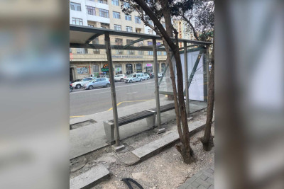 Hüseyn Cavid prospektində külək dayanacağın tavanını uçurub