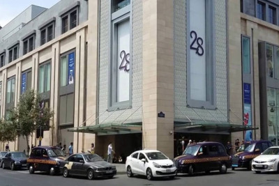 Bakıda ticarət mərkəzinin mühafizəçisi müştərini döyüb