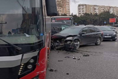 “BakuBus”a məxsus avtobus qəzaya düşüb