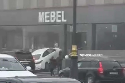 Nizami rayonunda “Hyundai” mebel mağazasına çarpılıb - VİDEO
