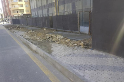 Bakıda piyada səkisi parkinqə çevrilir - YENİLƏNİB