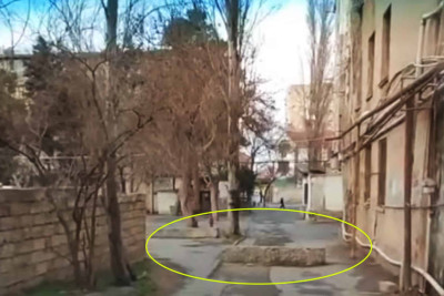 “Qara Qarayev” metrosunun yaxınlığında məhəllələrdə yollar daşla bağlanıb