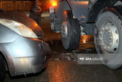 Bakıda “Prius” yük avtomobili ilə toqquşub