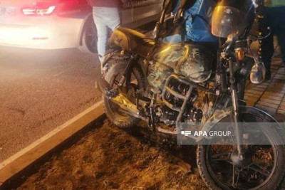 Nəsimi rayonunda avtomobil və motosiklet qəzaya düşüb