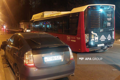 Gəncə prospektində “BakuBus” qəzaya düşüb