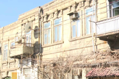 Nəsimi rayonunda 130 illik binanın sakinləri təhlükə altında yaşayırlar