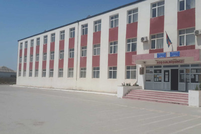 Maştağada məktəb direktoru uşaqları soyuqda saxlayaraq içəri buraxmır