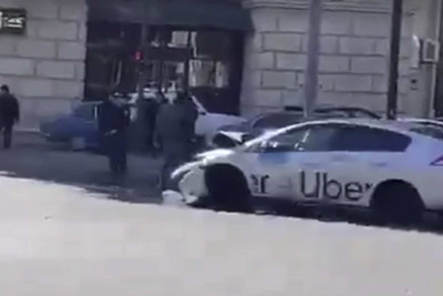 Üzeyir Hacıbəyli küçəsində “Uber” taksisi qəza törədib