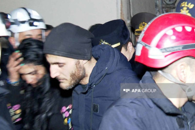 Bakıda qadınla kişi binanın damına çıxaraq intihar etmək istəyiblər