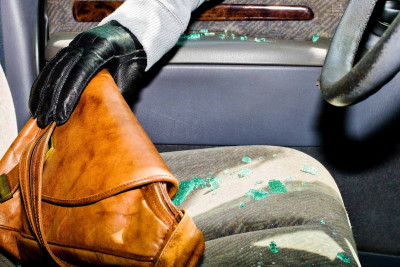 Buzovna qəsəbəsində taksi sürücüsündən oğurluq ediblər