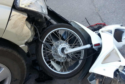 Yasamal rayonunda avtomobil motosikletçini vurub