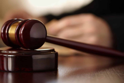 Bakıda dələduzluqda təqsirləndirilən qadının məhkəməsi başlayır