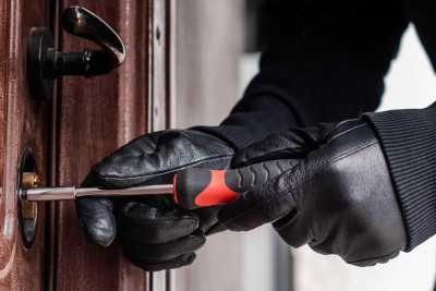 Oğru 1 mənzildən 91.000 AZN-lik oğurluq edib