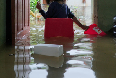 Nərimanov rayonunda bina su quyusunun üstündə tikilib, həyəti isə su basıb
