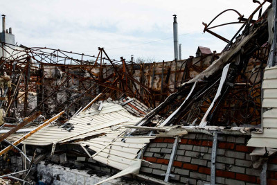 Nərimanov rayonunda tikintisi dayandırılan binalar sökülür
