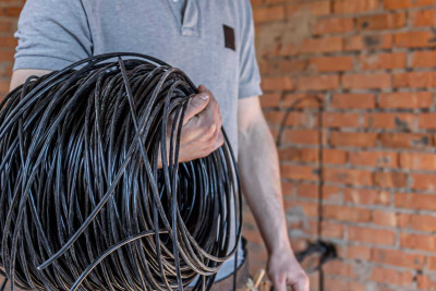Biləcəridə mağazadan elektrik naqilləri oğurlanıb