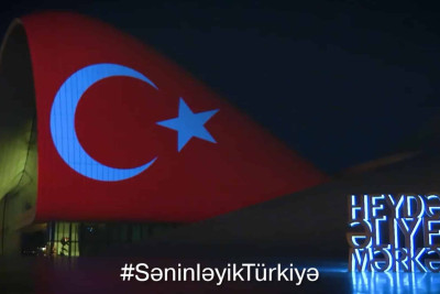 Heydər Əliyev Mərkəzi Türkiyə bayrağının rənglərində