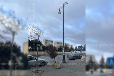 Atatürk prospektində güclü külək elektrik dirəyini qırıb