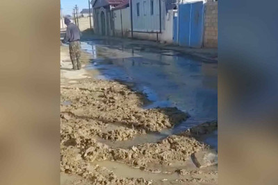 Ələtdə su borusu partlayıb: yolları su basıb