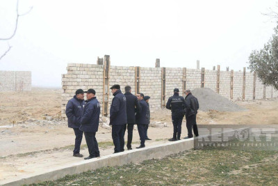 Bakıda dəniz qırağında inşa edilən tikili sökülür