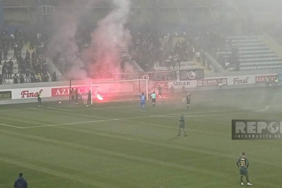 “Qarabağ” - “Neftçi” derbisində azarkeşlər və futbolçular mübahisə ediblər