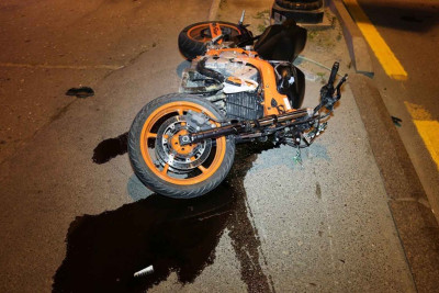 Sabunçu rayonunda motosiklet maneəyə çarpılıb