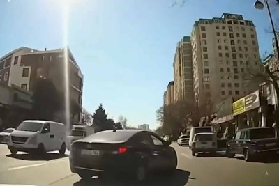 Qadın sürücü qaydanı pozdu, sonra başqasını borclu çıxardı
